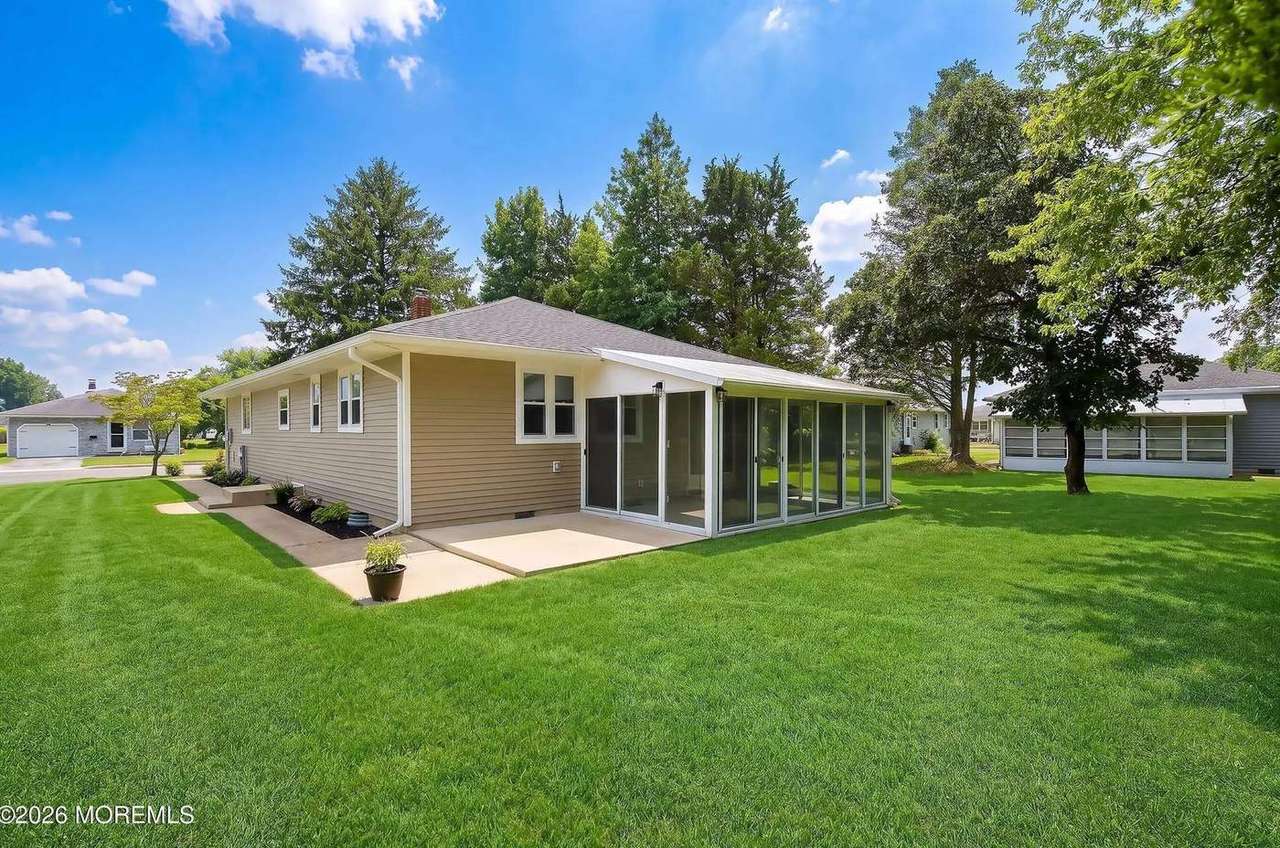 549 Jamaica Blvd, photo 23