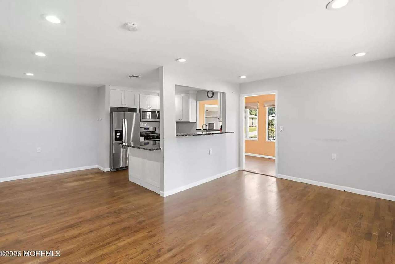 30 Parisian Dr, photo 6