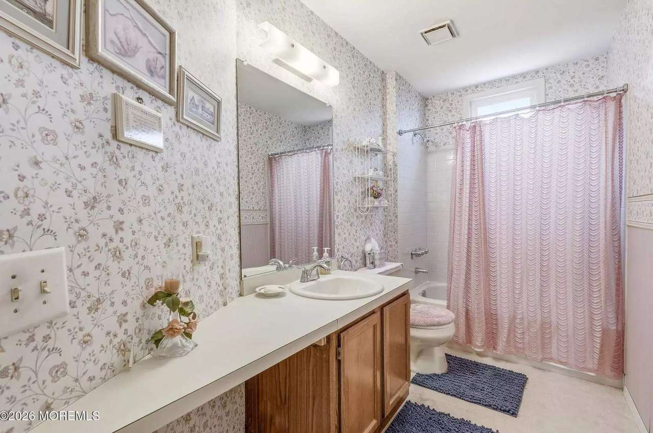 196 Pulaski Blvd, photo 23