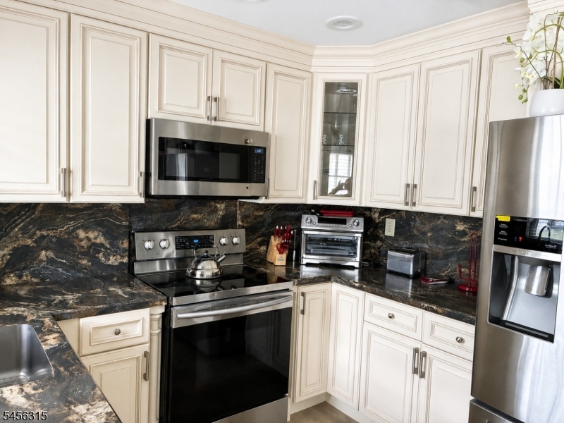 102B Buckingham Dr, photo 4