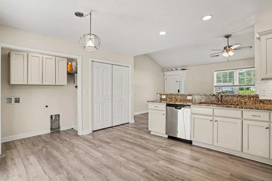 201 Holden Dr, photo 6
