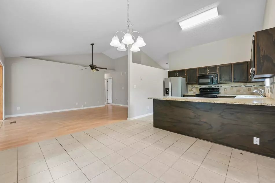 961 Castlewood Dr, photo 3
