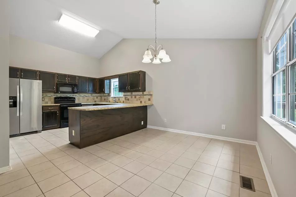 961 Castlewood Dr, photo 4