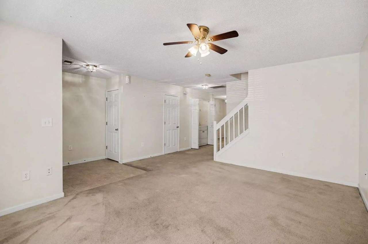 1043 Penny Ln, photo 6