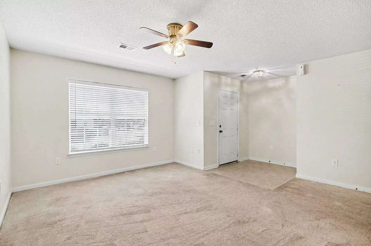 1043 Penny Ln, photo 9